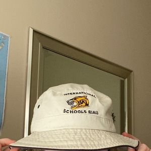 size S vintage bucket hat; few defects 🦋